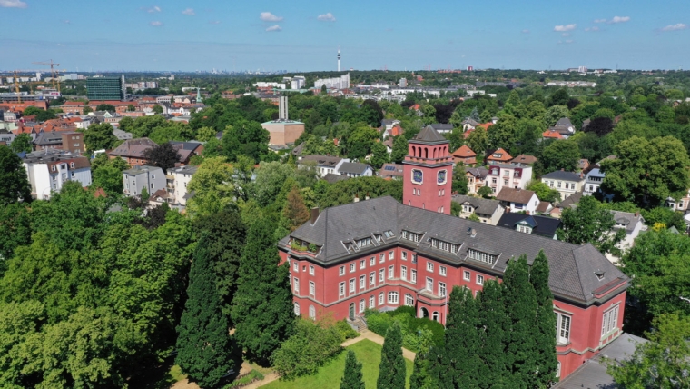 Hamburg Bergedorf Bezirksamt im roten Rathaus an der Wentorfer Straße. Luftaufnahme